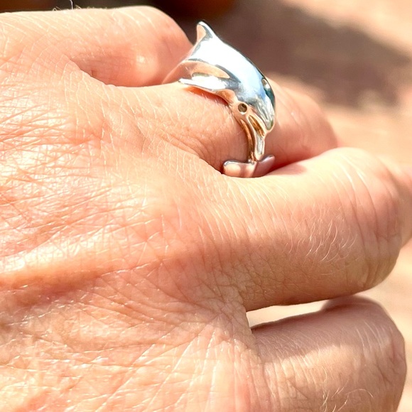 Sterling Silver Dolphin Ring. Approx size  7 1/4. In excellent condition. - Picture 6 of 6